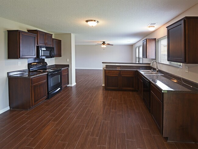 Foto del edificio - 3 bedroom 2.5 bath over 2,200 sq feet near Hacks Cross and Shelby Dr