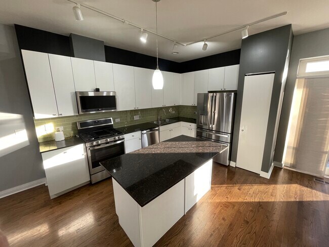 Cocina grande con electrodomésticos de acero inoxidable GE como nuevos y encimeras de granito. - 630 W 16th St