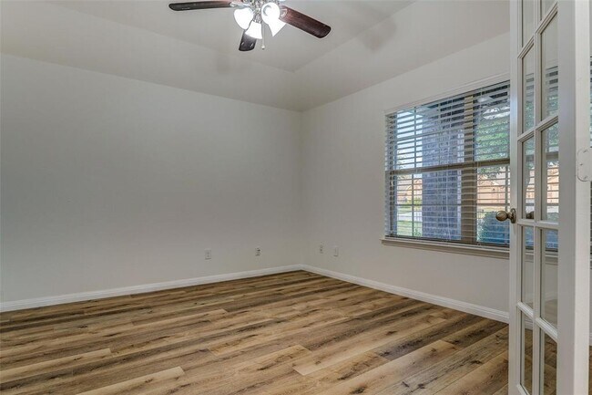 Foto del edificio - 2756 Cresent Lake Dr