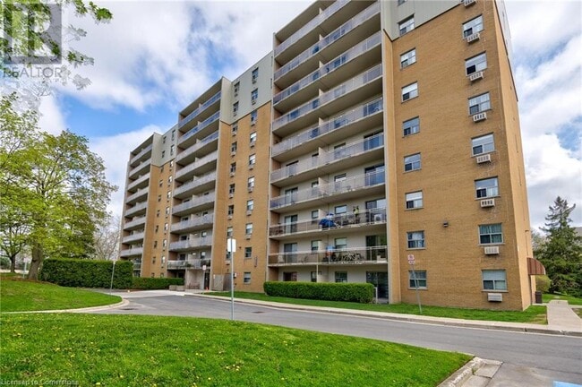 Photo du bâtiment - 931 Wonderland Rd S