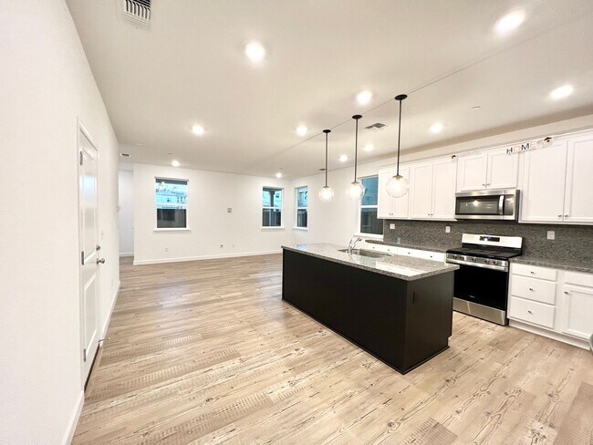 Foto del edificio - GORGEOUS 4 BED/3BATH IN BRENTWOOD SAVE $10...
