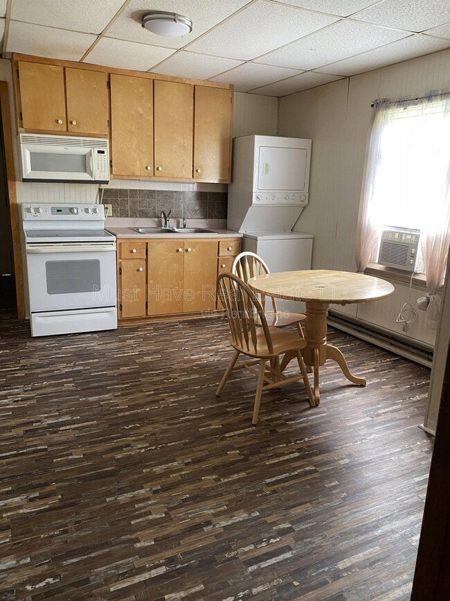 Building Photo - 1627 B Ave SE