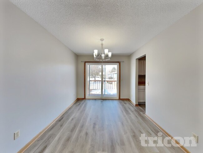 Foto del edificio - 11051 Quebec Ave N