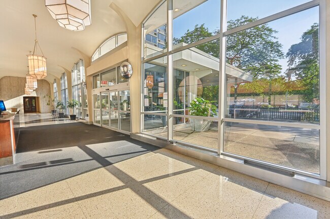 Foto del edificio - 4250 N Marine Dr