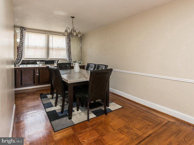 Foto del edificio - 7540 Woodcrest Ave