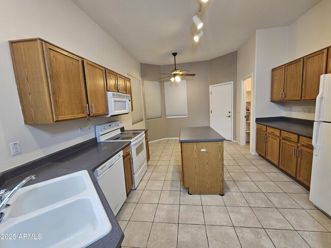 Foto del edificio - 9718 W Purdue Ave