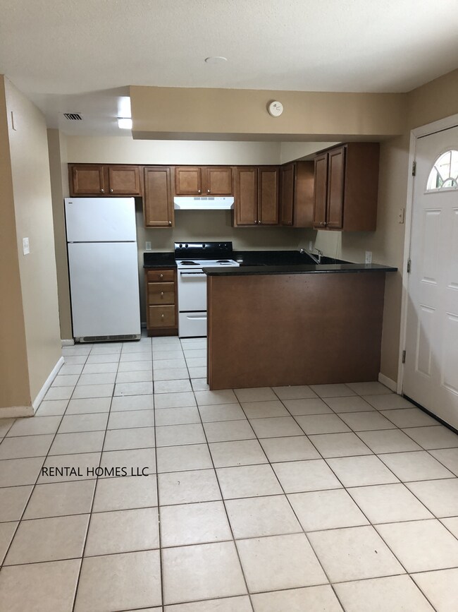 Foto del edificio - Remodeled Two Bedroom One Bath Duplex in Longwood Conveniently Close to Longwood Sun Rail