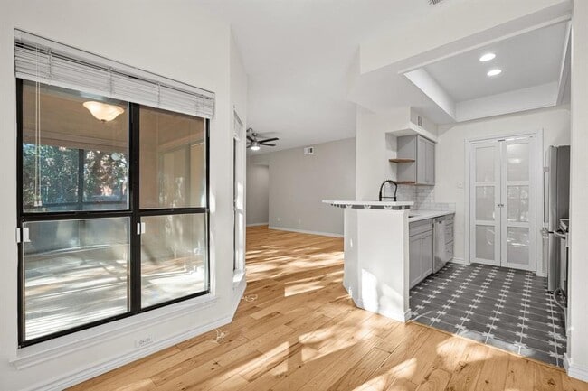 Foto del edificio - 4711 Spicewood Springs Rd