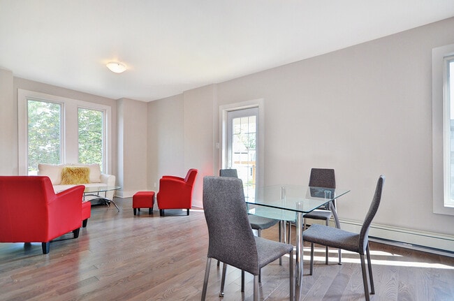 Building Photo - 160 Waverley St