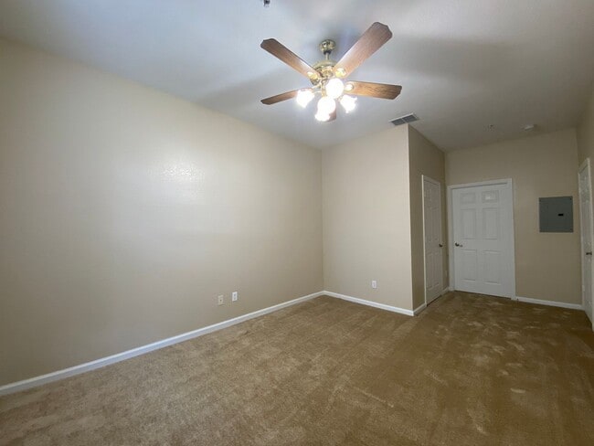 Building Photo - THREE BEDROOM CONDO IN GATED COMMUNITY
