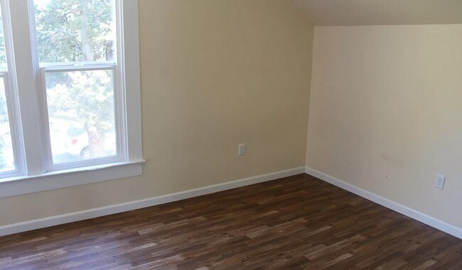 Foto del edificio - 6 bedroom, 2 bath home available in York Neighborhood!