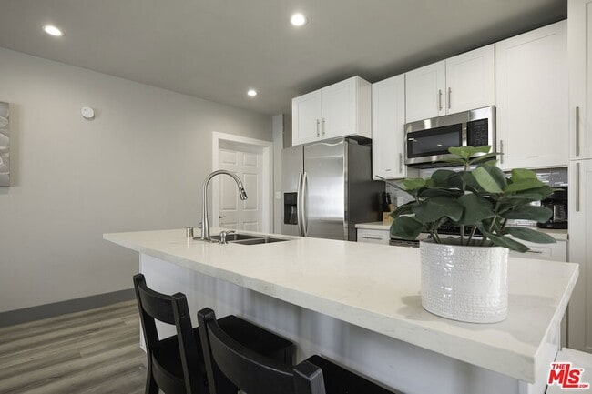 Building Photo - 1559 1/2 S Harvard Boulevard Unit