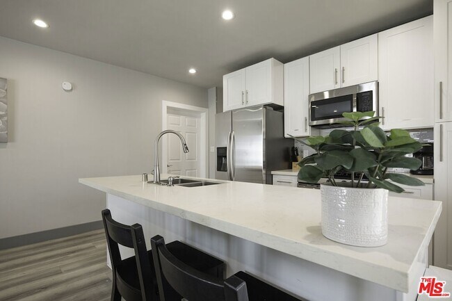 Foto del edificio - 1559 1/2 S Harvard Boulevard Unit