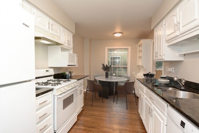 Building Photo - 2S750 Ave Barbizon