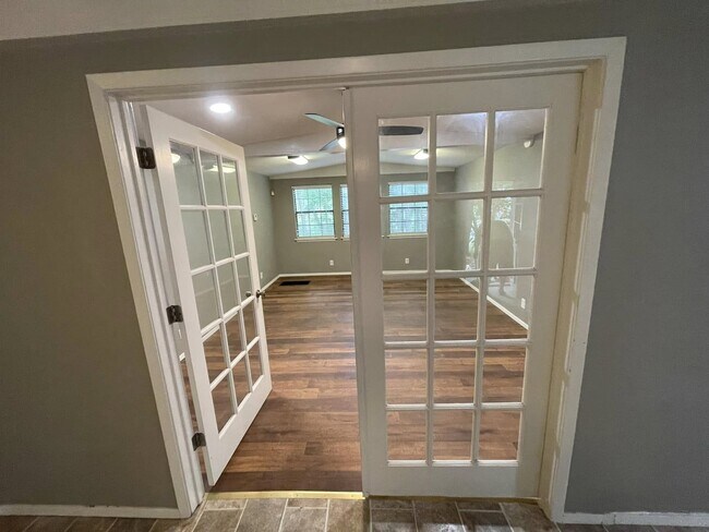 Foto del edificio - 6980 Farm Rd 115