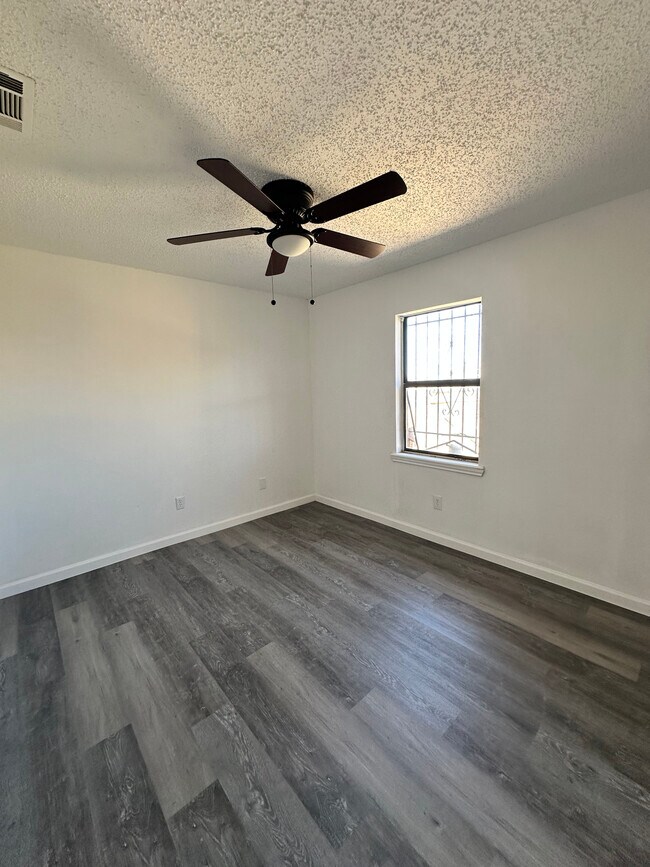 Foto del edificio - 302 E 18th St