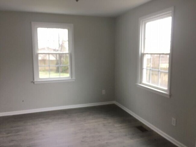 Building Photo - 3 Bedroom Duplex - Old Hickory