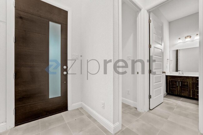 Building Photo - Unit