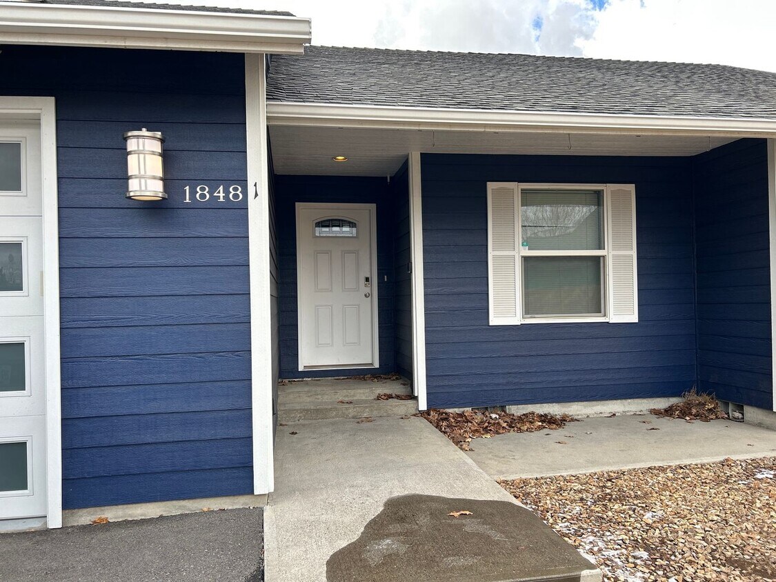 Primary Photo - 3 Bedroom / 2 Bathroom Home in SW Redmond