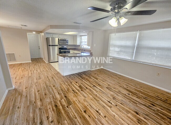Building Photo - **1 MONTH FREE HOLIDAY SPECIAL!!** Market ...