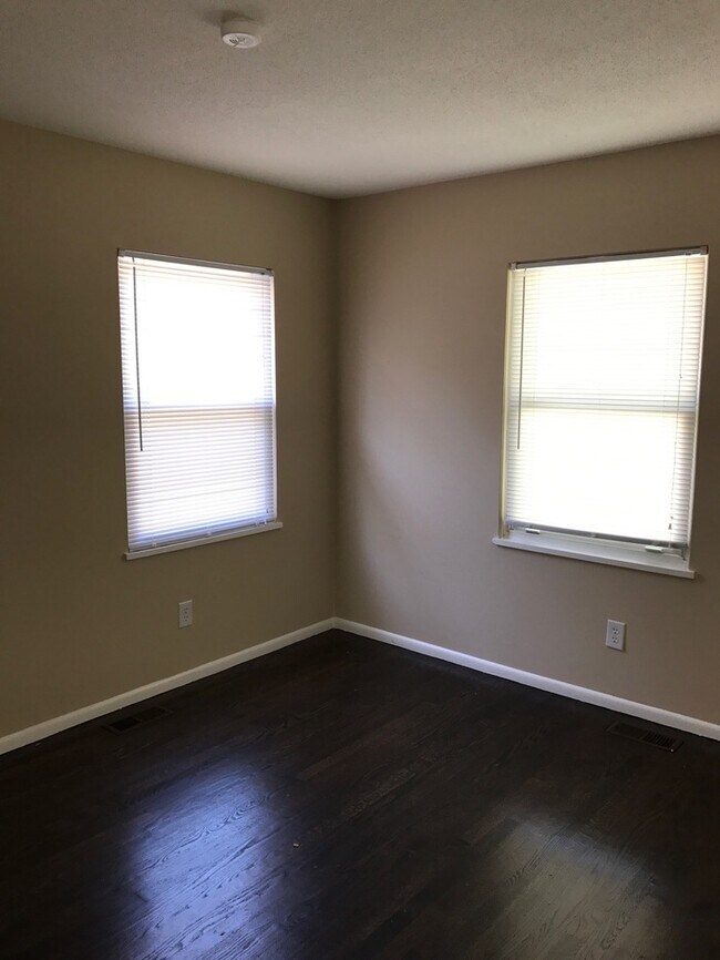Foto del edificio - Beautiful 3 bdrm side to side split!
