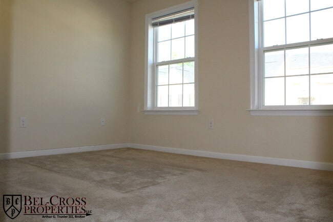 Building Photo - 3 bed/2.5 bath Townhouse in Suncrest Villa...