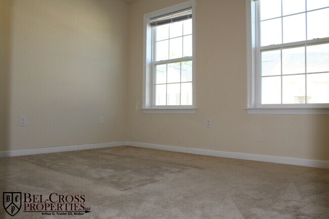 Building Photo - 3 bed/2.5 bath Townhouse in Suncrest Village- Available 05/29/2026