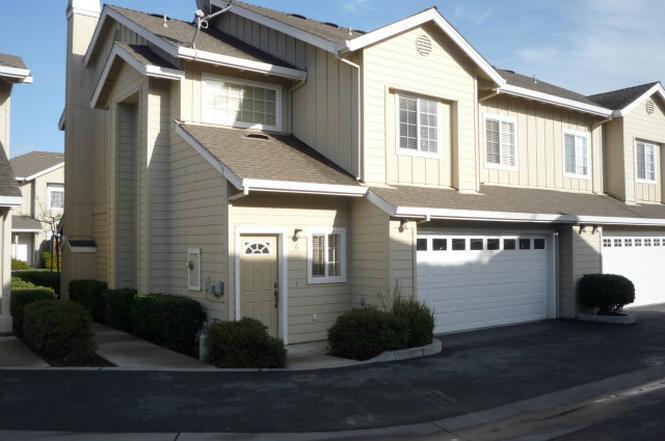 Foto principal - 3 bedroom 2.5 bath town home 2 car parking