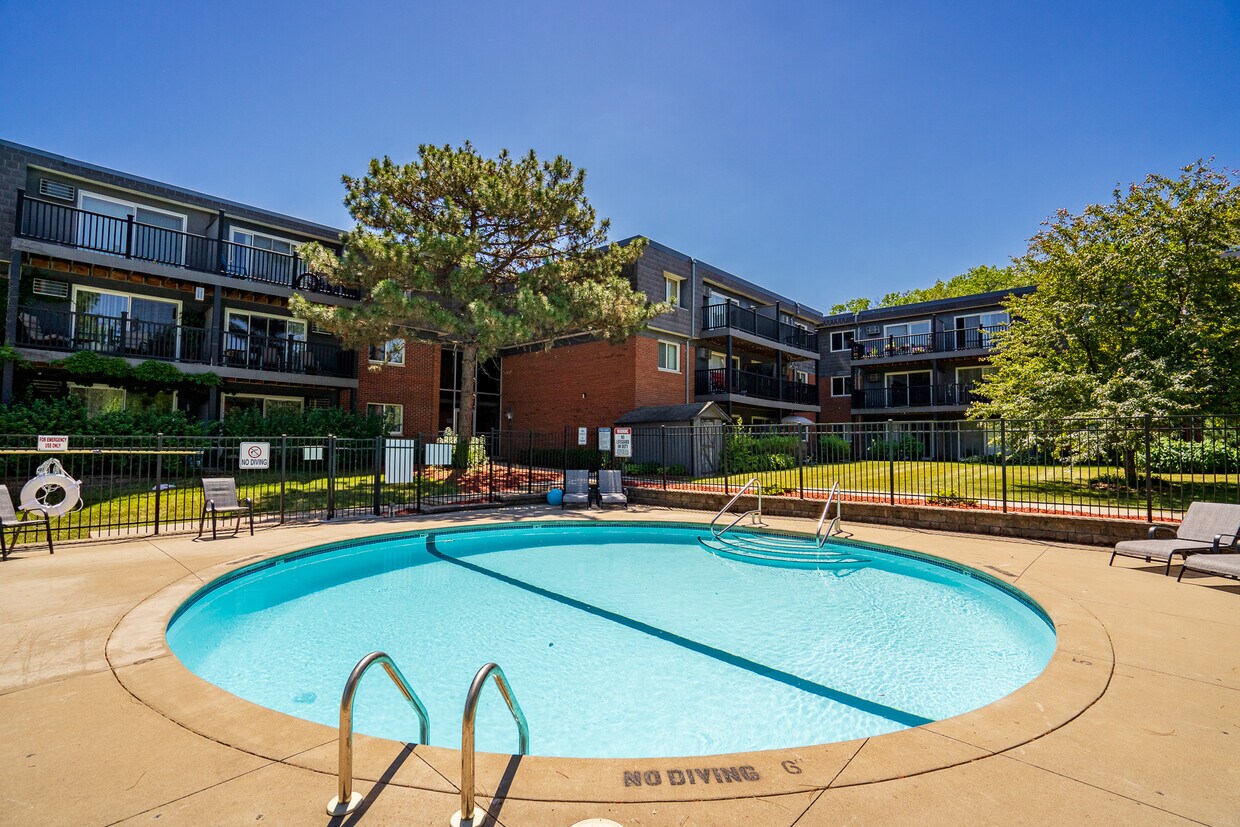 Aquarius Apartments Roseville, MN