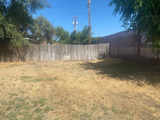 Building Photo - 3 Bed 1.5 bath home in Prineville