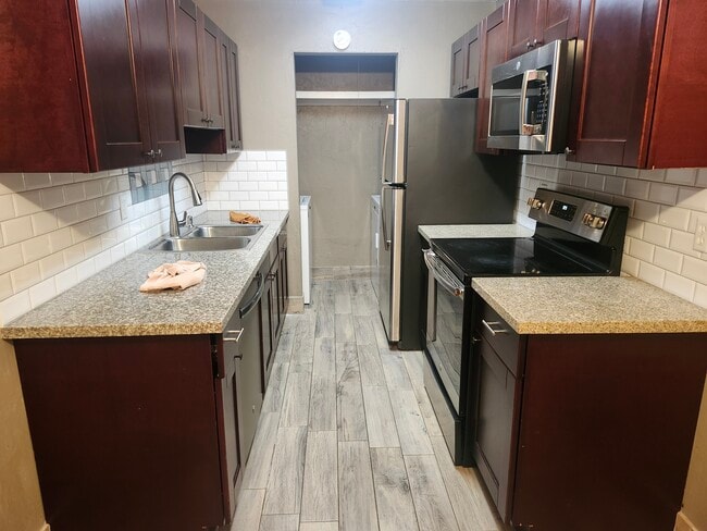 Building Photo - 2222 SW 70th Ter