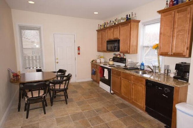 Building Photo - 47 Hillside St