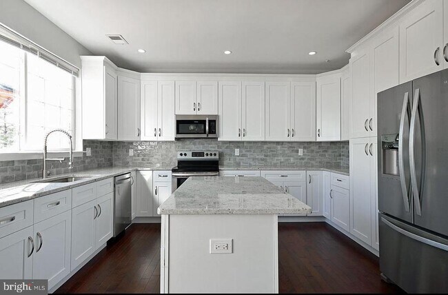 Building Photo - 14900 Dennington Dr