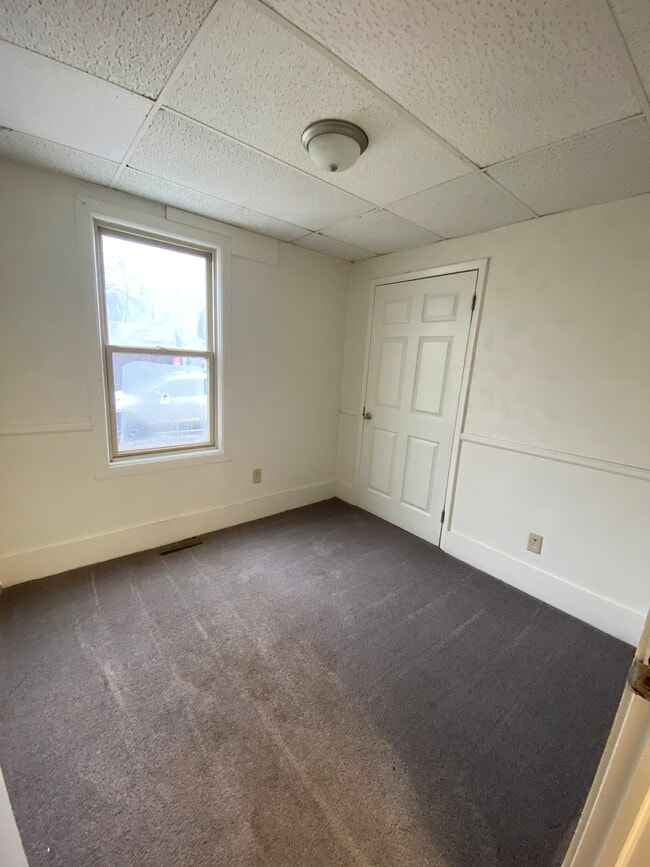 Building Photo - 1102 N Sheridan Rd