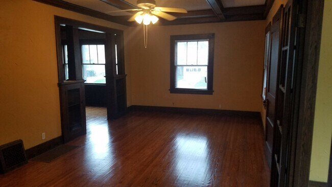 Building Photo - 736 S Summit Ave