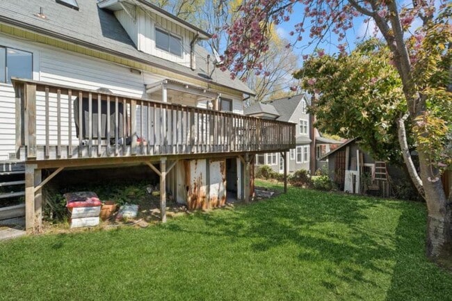 Building Photo - 4 bedroom in Seattle WA 98119