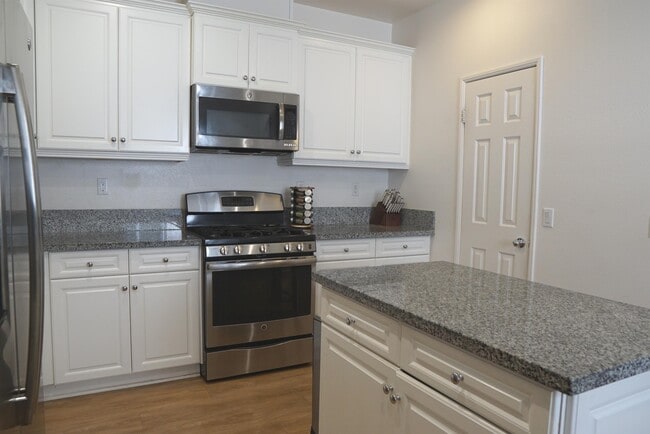 Building Photo - 637 Calle Vibrante