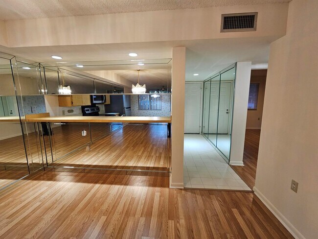 Foto del edificio - 2811 Village Blvd