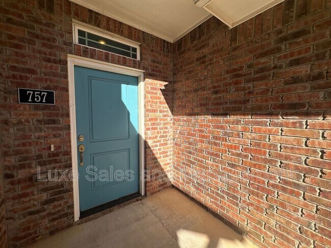 Foto del edificio - 757 SW 14th St