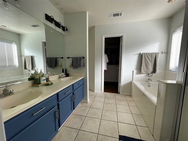 Building Photo - 14323 Cypress Ridge Dr