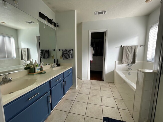 Foto del edificio - 14323 Cypress Ridge Dr