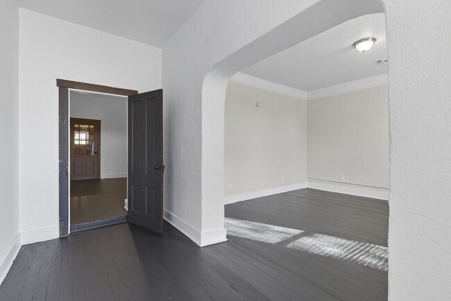 Building Photo - 839 S 8th Ave