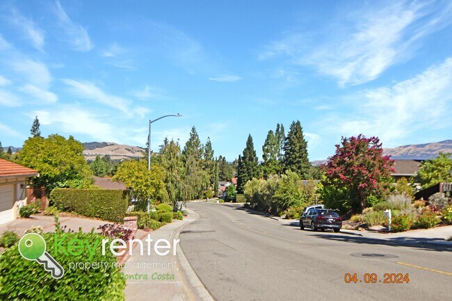 Building Photo - 4 Bed plus Bonus Room and Large Backyard i...