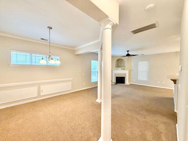 Foto del edificio - In the Heart of The Hill - 1/2 off 1st months rent with a lease signed by June 30th.