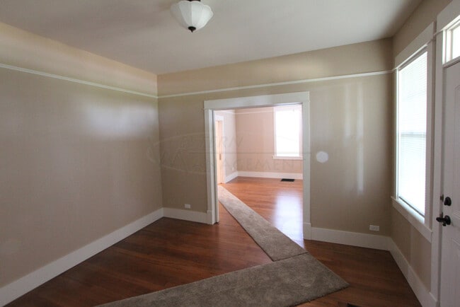 Entry - 4929 Hesper Rd
