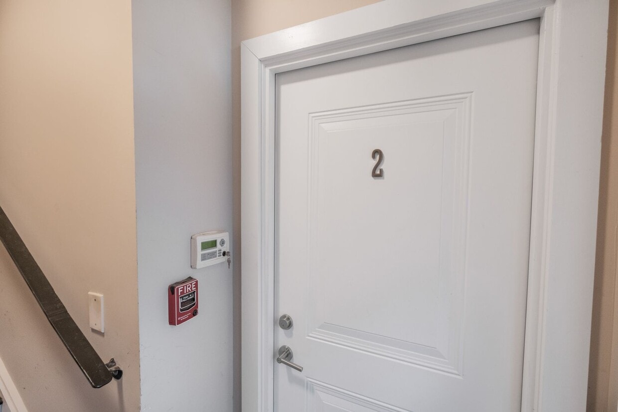 Primary Photo - Beautiful 2 BR/2 BA Condo in Columbia Heig...