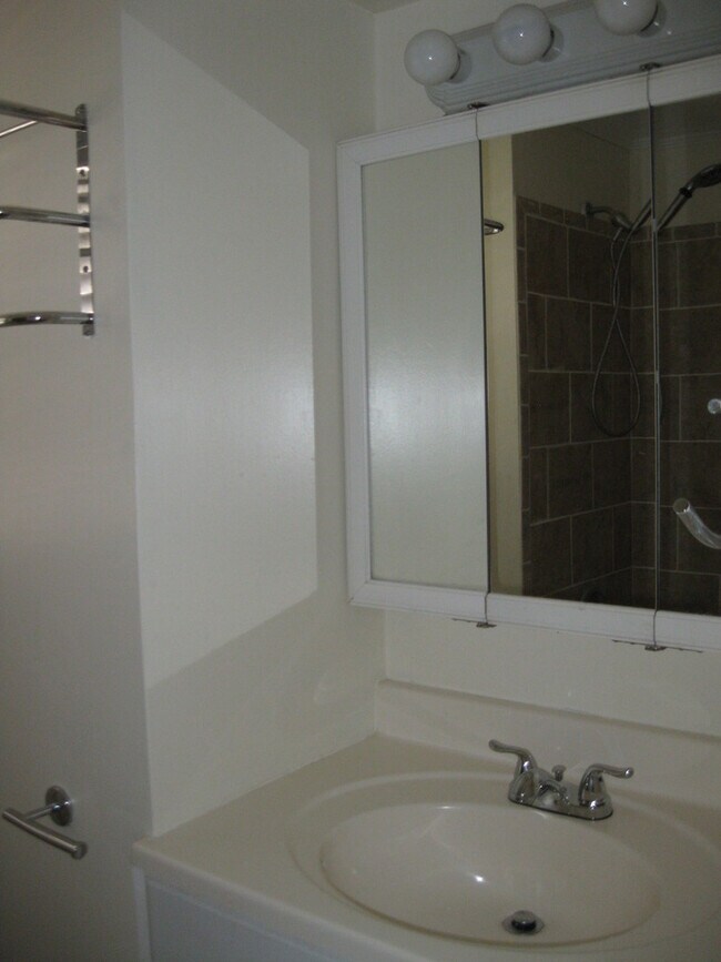 Foto del edificio - Lovely 2 BR home with Bonus Room