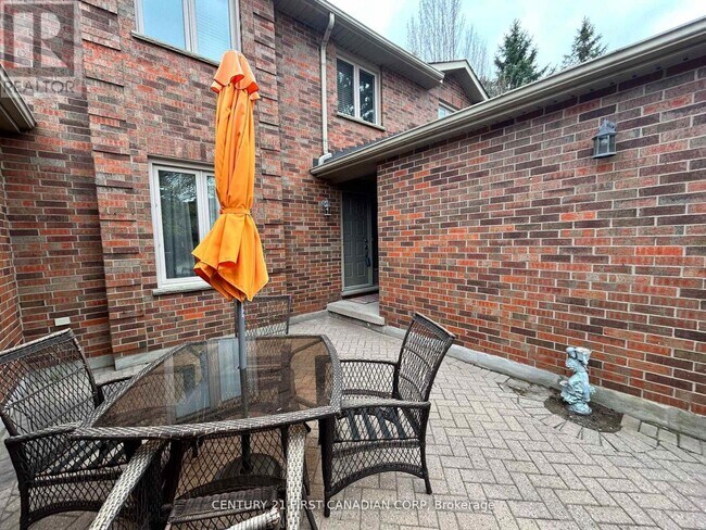 Photo du bâtiment - 70-70 Sunnyside Dr
