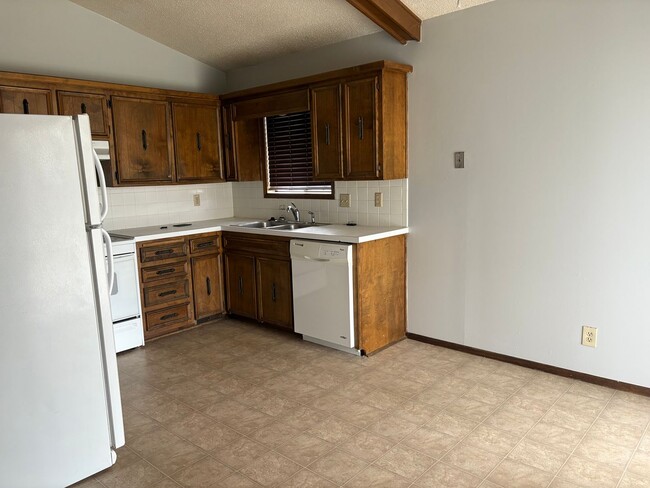 Building Photo - Beautiful 3 Bed 2 bath Home