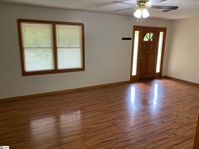Foto del edificio - 493 Tanyard Rd